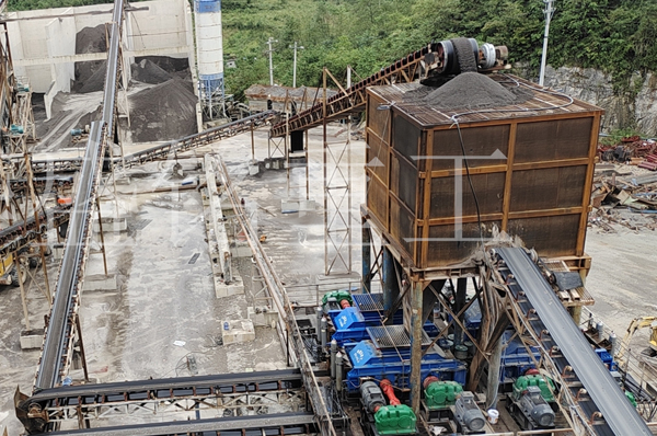 四臺華盛銘對輥制砂機(jī) 砂石生產(chǎn)線配備四臺對輥制砂機(jī)